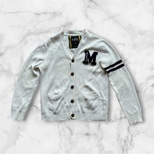 Morris cardigan - Riktgt go Morris cardigan Stl L men passar som M//Skriv vid funderingar🤩