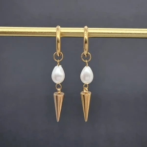 Handgjorda örhängen  - Rostfritt stål.  Längd-5cm 