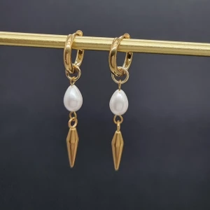 Handgjorda örhängen  - Rostfritt stål.  Längd-4,8cm 