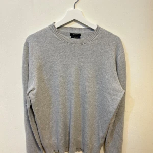Grå sweatshirt från Massimo Dutti - Fint skick, tyvärr en liten skada vid halsen, men inget som märks av vid användning. Syns på bild 2. 
