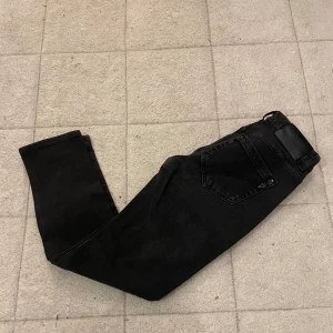 Dondup jeans - Säljer ett par svarta dondup jeans! Storleken är w28! Kontakta mig vid frågor eller köp! 🤩