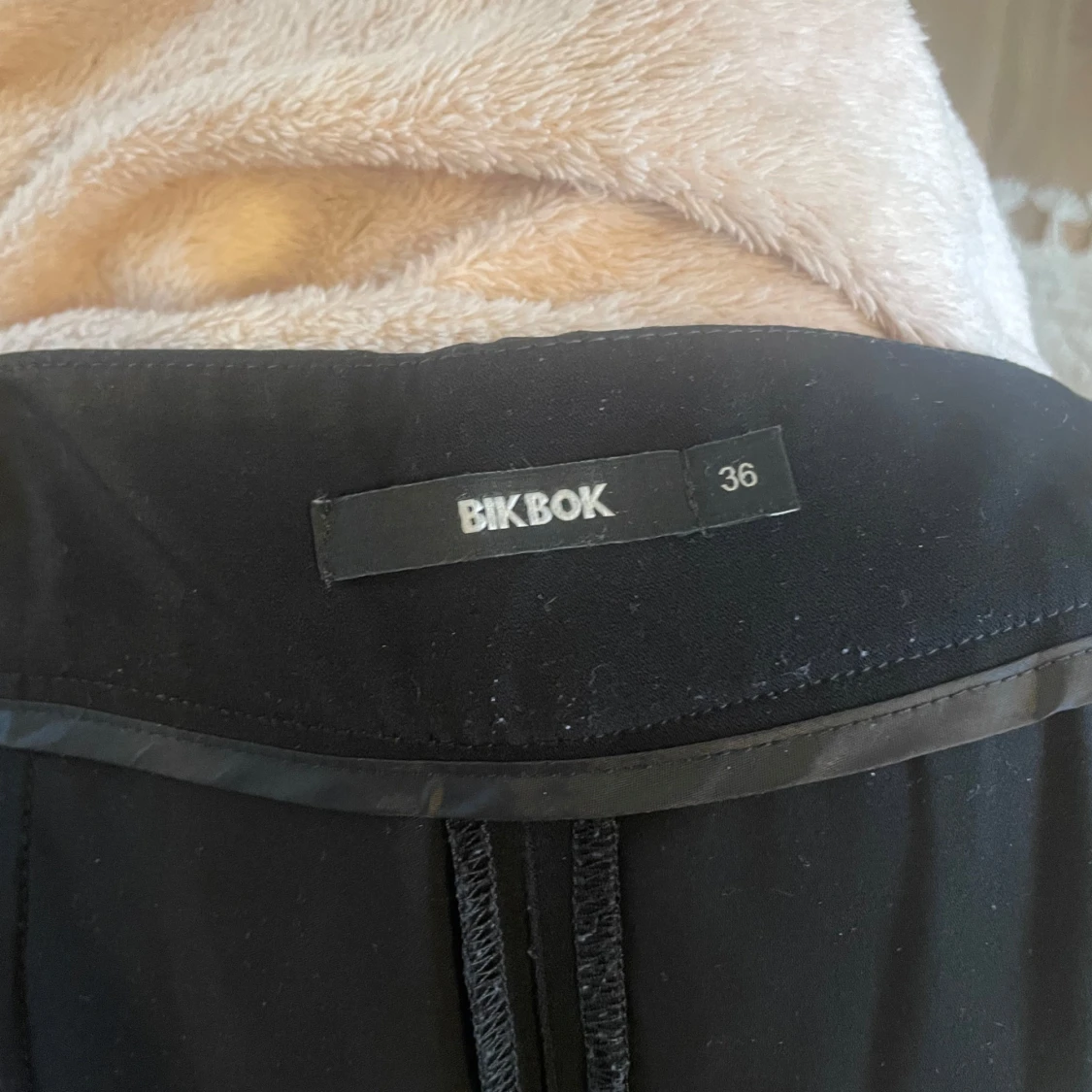 Svarta vida byxor från BikBok  - 3