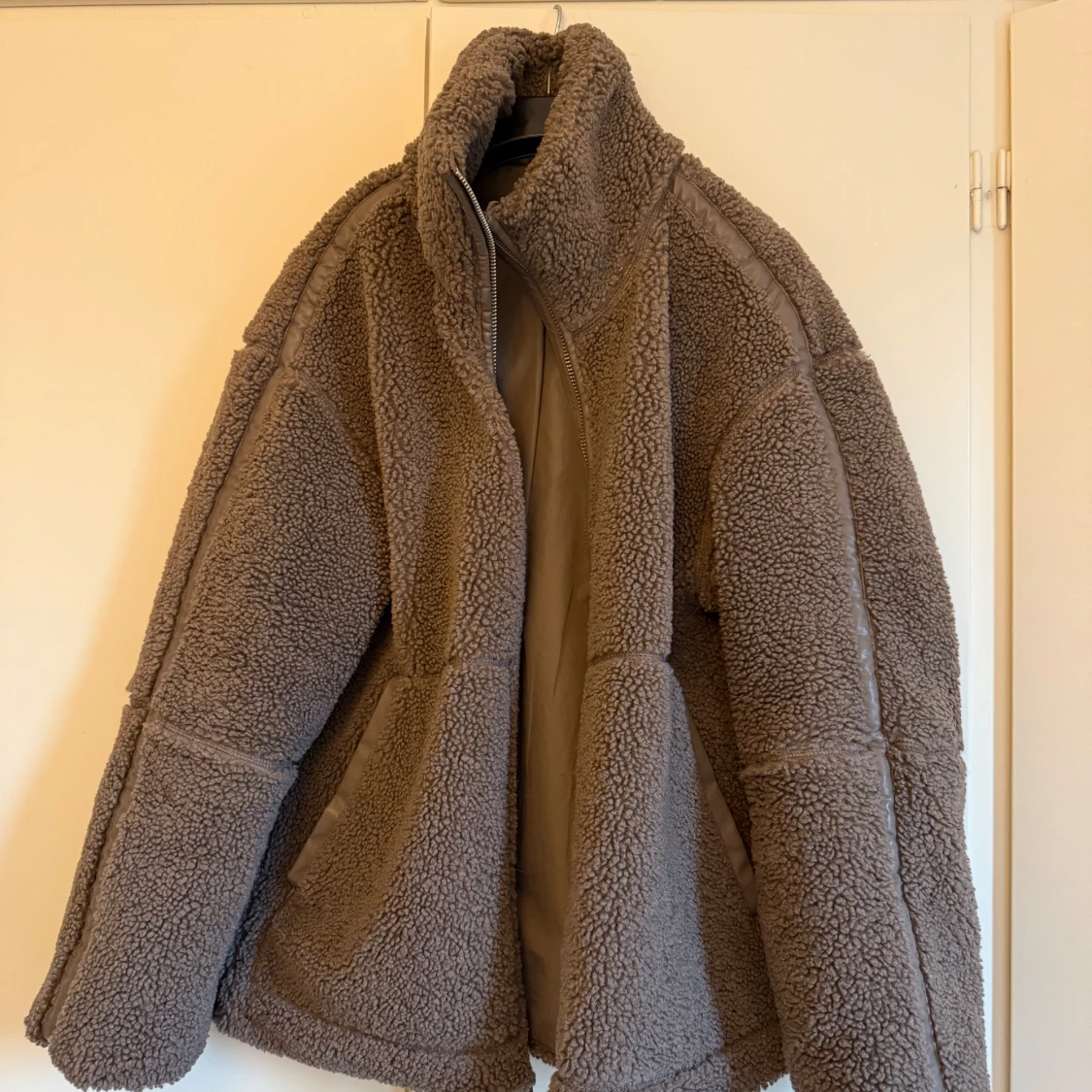 Brun teddyjacka från H&M, storlek M - 1