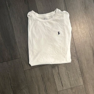 Vit t-shirt från Polo Ralph Lauren - Vit t-shirt från Polo Ralph Lauren i jättebra skick nästintill oanvänd. Säljer då den är för stor för mig