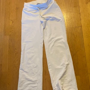 Vita mjukisbyxor med snörning, 157 - Vita mjukisbyxor från 157 i storlek S. Byxorna har rak passform, resår i midjan och snörning för extra komfort. Perfekta för en avslappnad stil och tillverkade i mjukt bomullsmaterial.