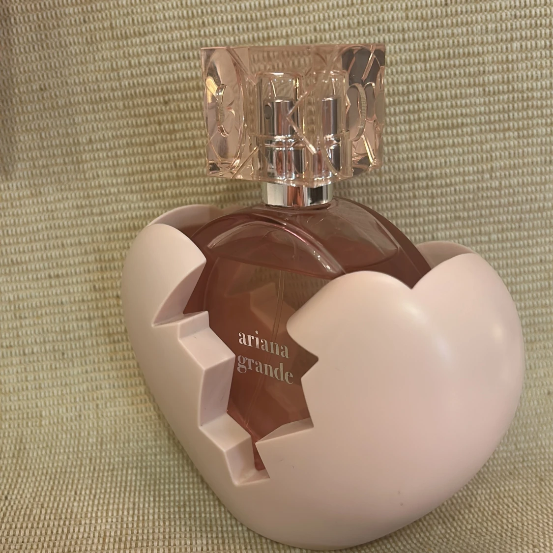 ariana grande parfym  - 1