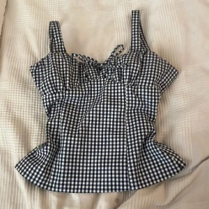 Rutig topp med snörning från Zara - INTE MIN BILD!! intressekoll, tryck ej på köp nu.