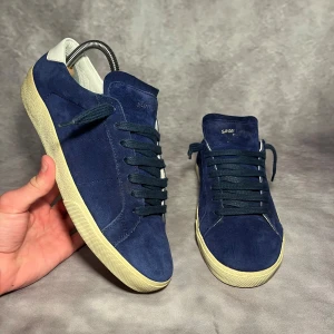 Saint Laurent blå mocka sneakers - Säljer dessa snygga och ovanliga saint Laurent skorna i blå mocka. Skorna är i väldigt bra skick sparsamt använda. Storlek 40 sitter som 41-42, enbart skorna fås med.