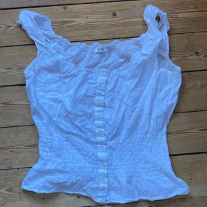 Vit blus från Denim Co med knappar - Fin blus från Denim Co🤍strl 38/M