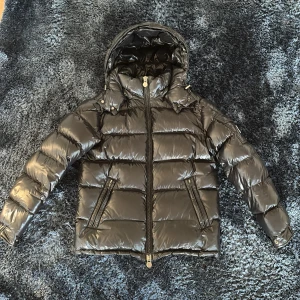 Svart pufferjacka från Moncler - Hej! Säljer nu min favorit jacka då jah vuxit ur den, riktigt fet och varm vinterjacka som passar till dom flesta outfits, bara höra av sig vid frågor🙌🏻, självklart äkta