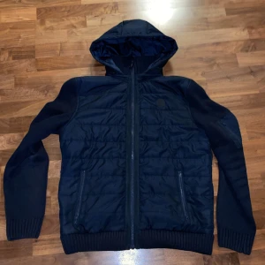 Mörkblå cardigan  - Cardigan Stickade ärmar och muddar. Perfekt för kyliga dagar. Går att ta av luvan 