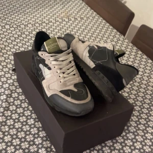 Valentino Rockrunners - Tja! Säljer ett par riktigt snygga Valentino rockrunners för ett galet bra pris! Ett par riktigt populära och perfekta skor nu till vintern! Nypris är runt 7000-8000kr vårat pris: 1900kr. Allt tillkommer 100%äkta, kvitto finns. Det finns en liten skada (bild 5) men man märker inget och inget vatten läcker in. Storlek 39,5 men sitter som 40-40,5🔥