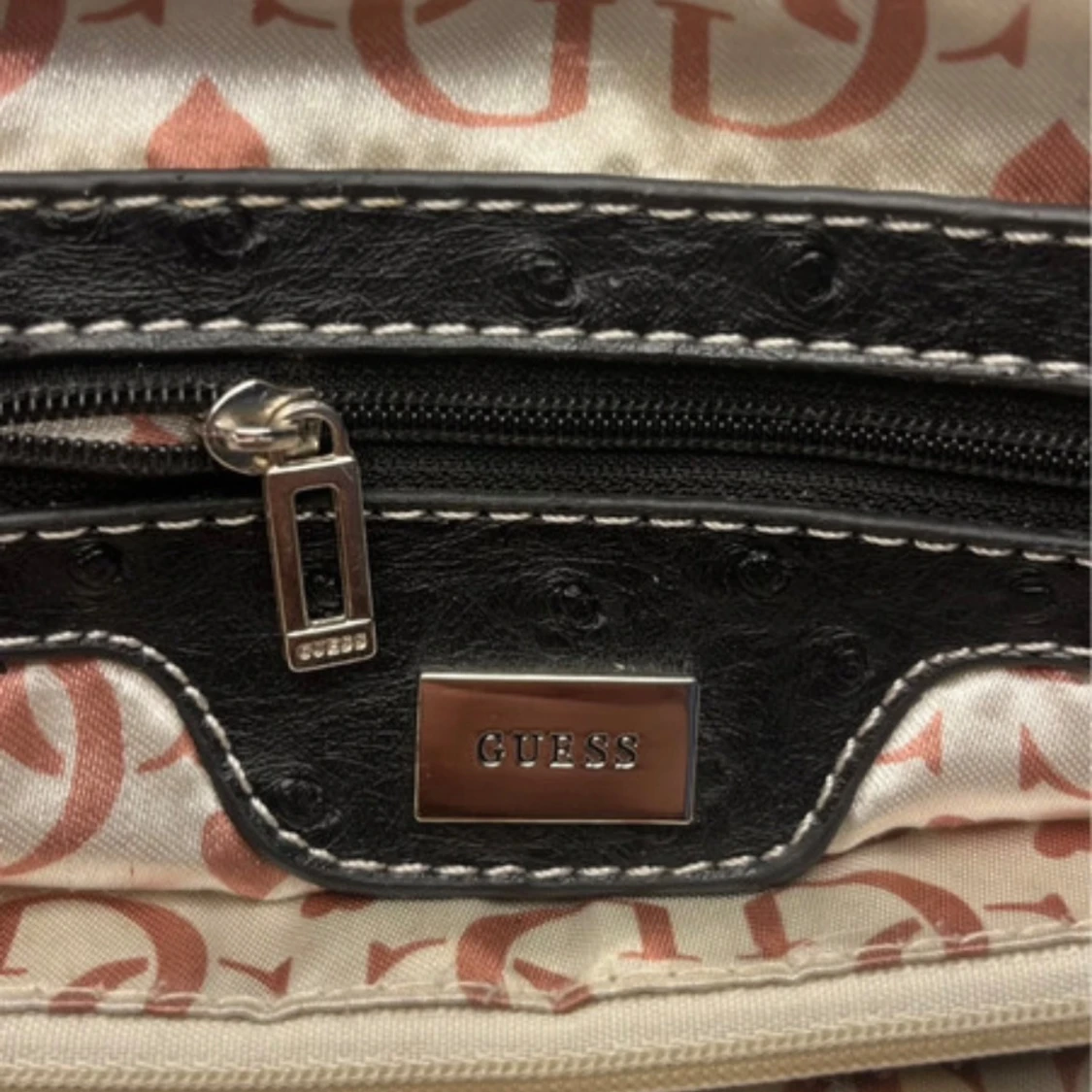 Svart handväska med nitar från Guess - 4