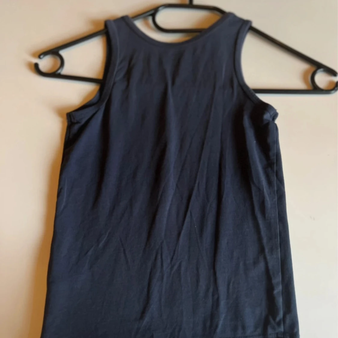 Mörkblå linne med monstertryck HEMA - 1