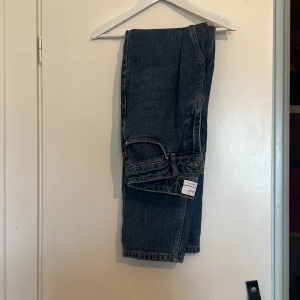 Blå jeans från Grunt Organic - Snygga blå jeans från Grunt Organic med klassisk . Är tillverkade i ekologisk bomull. Perfekta för dig som gillar en tidlös och clean look. Storlek 25 i midjan, maximalt använt 10 gånger