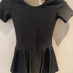 Balettdräkt  - Säljer en svart balettdräkt köpt på dansbutiken. Den är i mycket bra skick, använd fåtal gånger, tror att den köptes för runt 400kr.  Den är för barn. Storlek:160 cl.