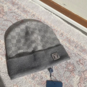 Rutig Mössa - Riktig fin mössa, perfekt till vintern nu när det börjar bli kallt och kyligt 🥶, 1-3 dagars leveranstid 🚚, köp innan 20:00 och den skickas iväg samma dag! 