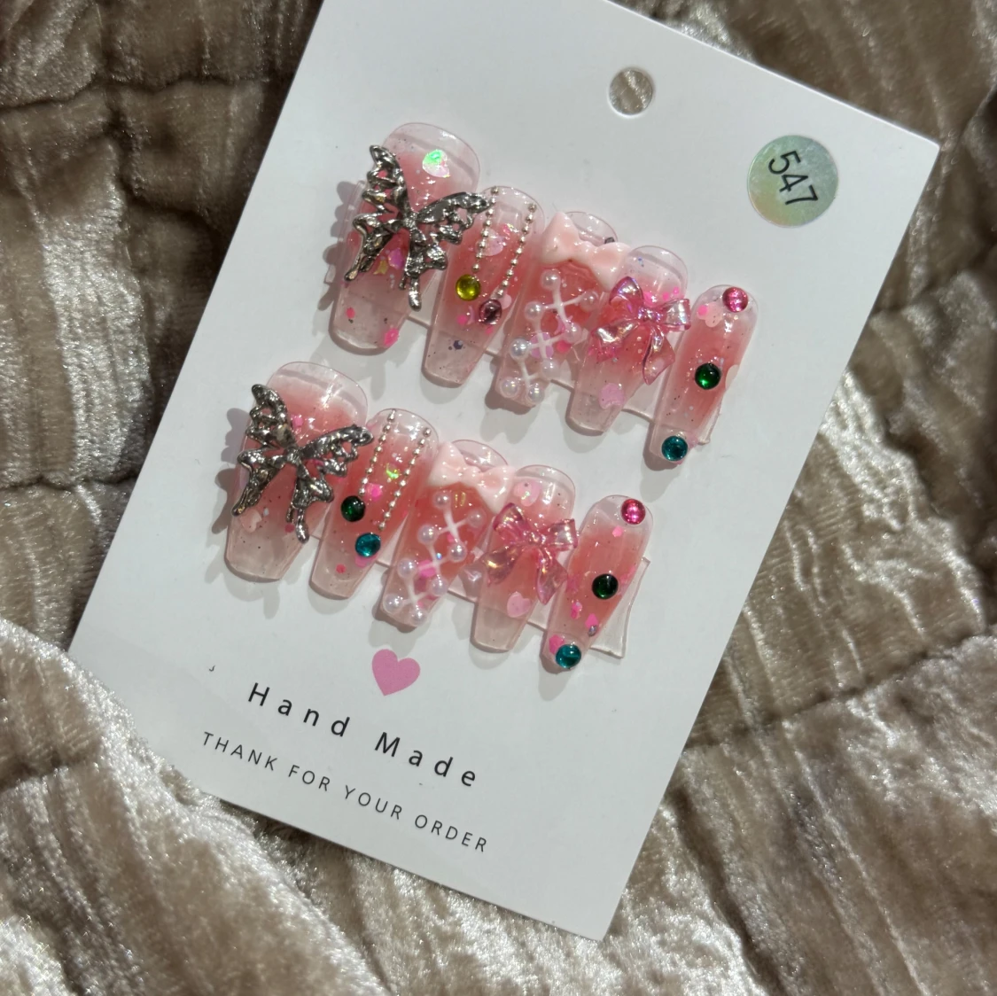 Rosa glittriga lösnaglar med fjärilar