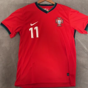 joao felix portugal fotbollströja  - landslagströja med joao felix nummer 11 på baksidan. själklart är den äkta och jag köpte den i ett nike butik i porto för en månad sen. pris kan diskuteras