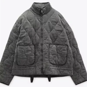 Söker!! - Söker denna jackan från zara!! Måste inte vara grå, hör av er om ni vill sälja!!🥰🥰🥰helst i storlek s 