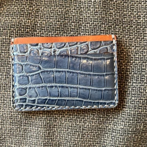 Läder korthållare - Slimmad blå plånbok i krokopräglat skinn med kontrasterande brun kant upptill. Perfekt för kort och sedlar, stilren och unik design som sticker ut i fickan.