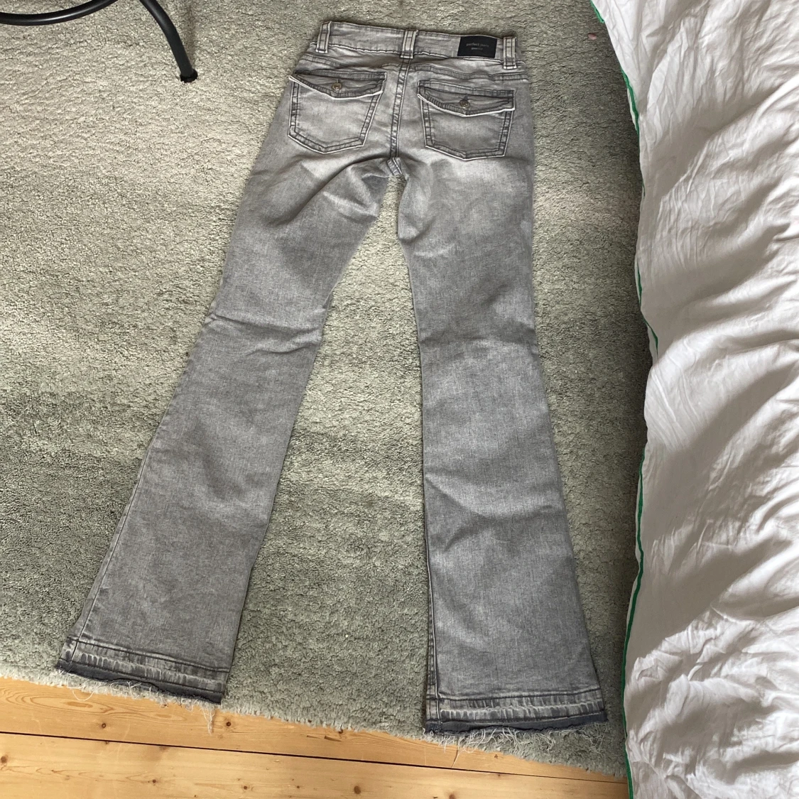 Grå bootcut jeans från Gina Tricot - 1