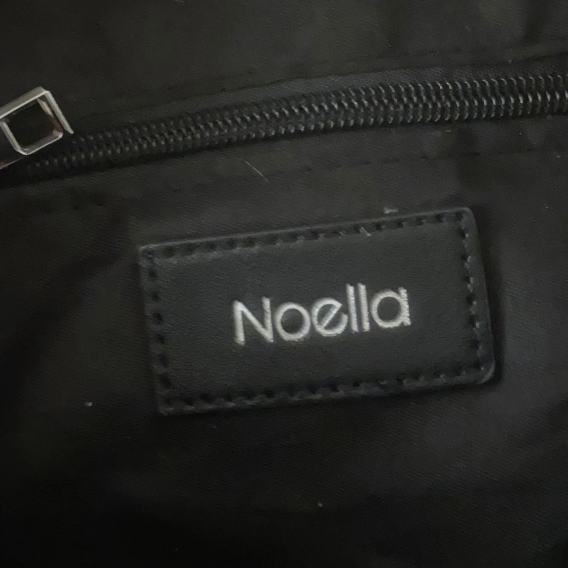 Svart axelväska från Noella med nitar - 3