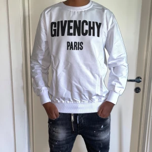 Givenchy tröja strl M - Storlek M. Helt ny. Fin replika med grym kvalitet. Modellen är 175cm väger 67, Bär M i Bilden. Pris: 850kr. Först till kvarn. Skickas direkt inom 24 timmar 