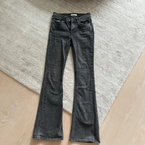 Grå bootcut jeans med utsvängda ben - Säljer ett par grå jeans från Gina då de är förkorta för mig. Är 172 så skulle säga att de passar 165-170 ish💕