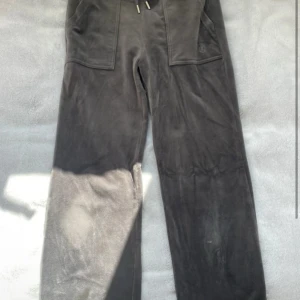 Svarta mjukisbyxor med fickor - Säljer ett par svarta mjukisbyxor i mjukt och skönt material. Byxorna har raka ben, stora fickor fram och bak samt dragsko i midjan. Perfekta för chill dagar eller när du vill vara bekväm men ändå se snygg ut.