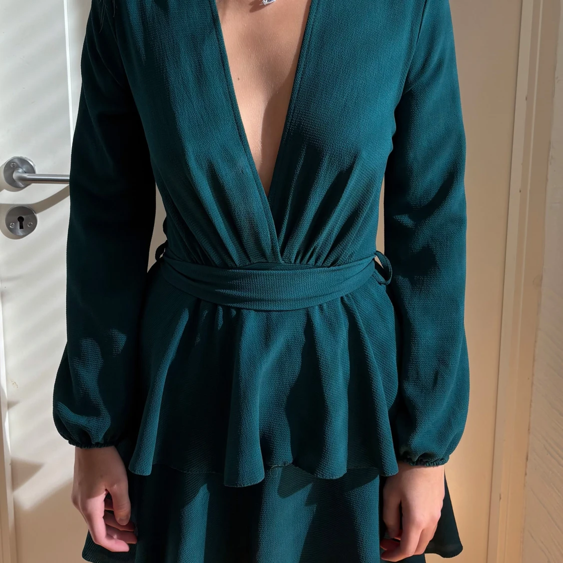 Mörkgrön omlottklänning med volang - 3