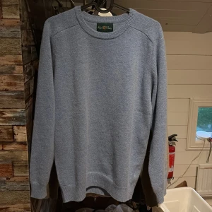 Stickad tröja - Säljer en schysst stickad tröja från Alan Paine i 100% lammull, Strl 48 och passar mig som är 170cm och väger 60kg