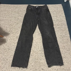 Svarta straight jeans från perfect jeans - Svarta jeans från ginatricot perfect jeans i baggy modell med klassisk femficksdesign. Jeansen har råa kanter nertill och en tvättad finish som ger en cool, avslappnad vibe. Tillverkade i jeanstyg och passar perfekt till sneakers eller boots. De är högmidjade