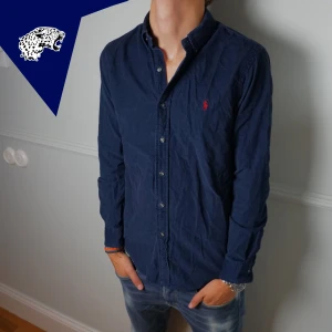 RALPH LAUREN SKJORTA - Sjukt snygg Ralph lauren skjorta i Manchestertyg | Skick: 9/10 | Strl: S | Modellen är 182 cm | Hör av dig vid intresse eller om du undrar någonting! 