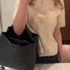 Svart handväska från ginatricot  - Säljer en stilren svart handväska från ginatricot pris går att diskuteras 💕💕.