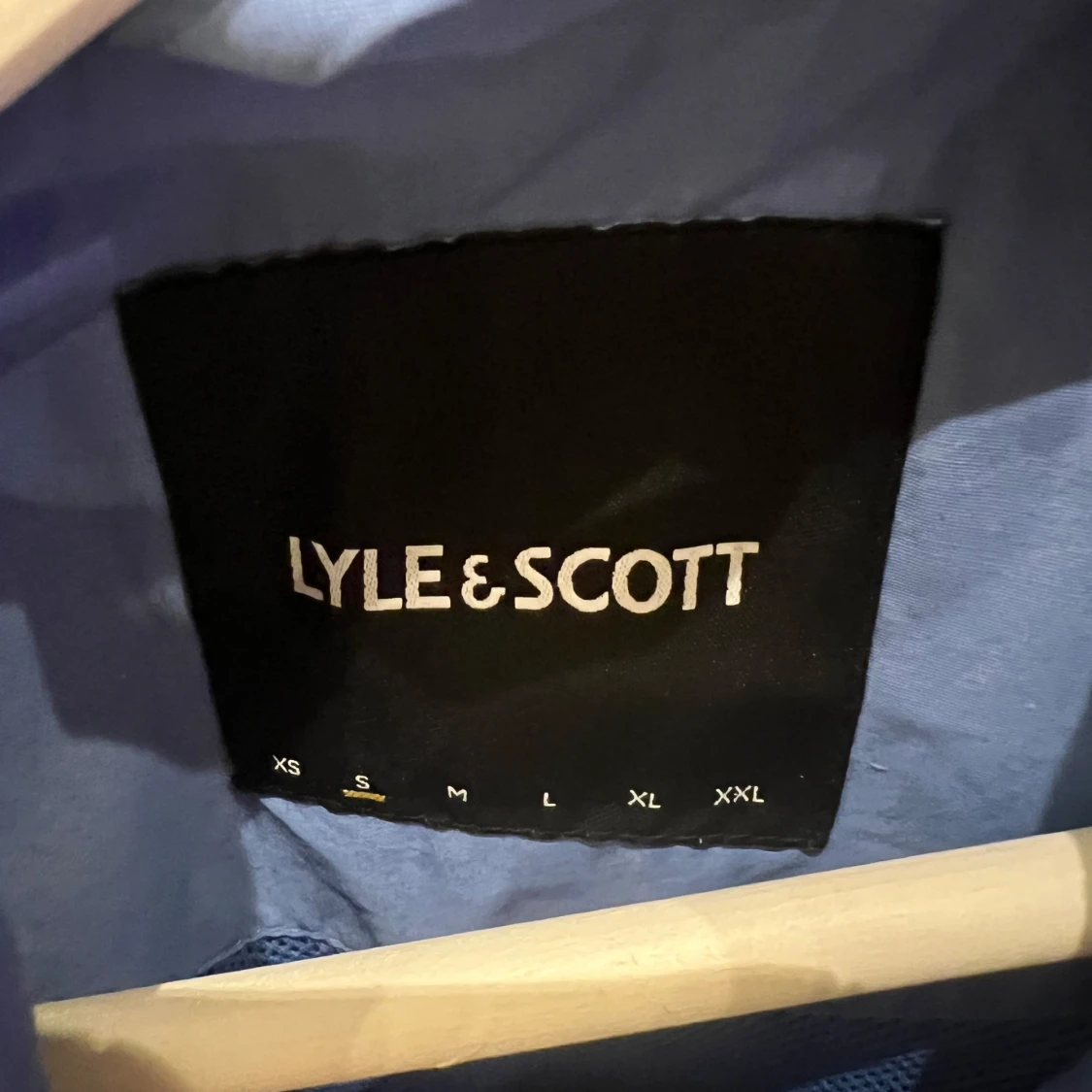 Blå vindjacka från Lyle & Scott - 2