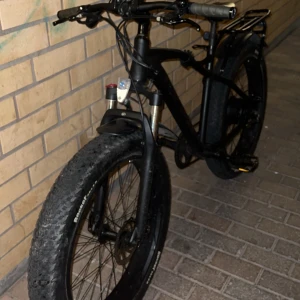 Fatbike  Rocket 26x4.0 -  fatbike  med breda 26x4.0-däck, framdämpare och robust pakethållare. Utrustad med skivbromsar, LED-belysning och batteri monterat på ramen. Svart färg, mindre bruksspår men i gott skick. Perfekt för stad och terräng. Det ska egentligen vara ett batteri innuti men den förstördes så kasta den men motorn är fortfarande kvar. Pris går att diskuteras tveka inte på skriva 😁