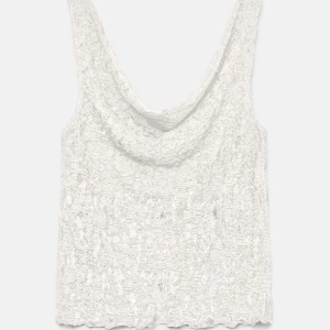 Vit spetsig linnetopp med draperad hals - Säljer ett linne i spets i storlek M. Aldrig använd.🤍