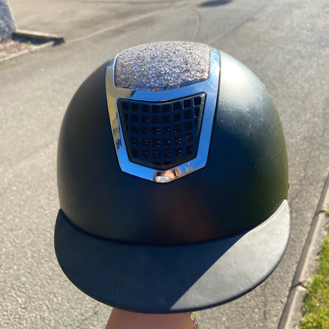 Svart CRW ridhjälm med glitter