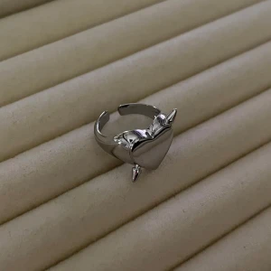 Alvaz Essentials ”Heart Arrow Ring” inspirerad ring - Aldrig använd, guldpläterad och tillverkad av rostfritt stål. Nickelfri. Om du har fler frågor, tveka inte att höra av dig 🤗