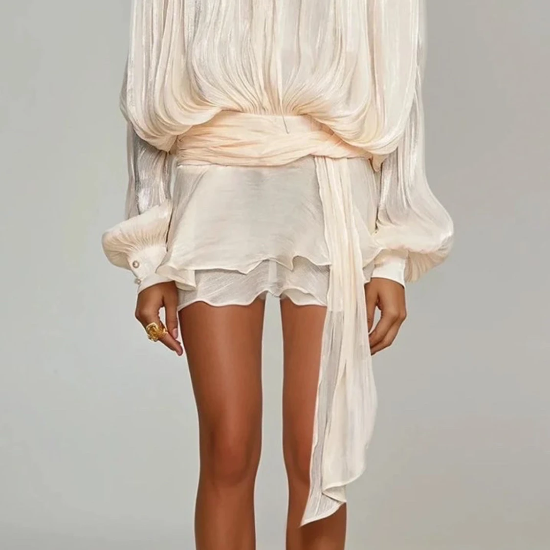 Champagnefärgad omlottklänning från Sella - 1