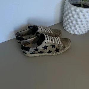 Saint Laurent skor - Jätte snygga saint Laurent skor i storlek 41,5. Skorna är slitna och har vatten i mockan på vissa ställen. Såklart är varan äkta✅! Nypris: 5000kr mitt pris: 699kr!
