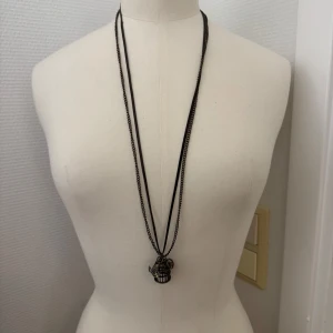 Långt halsband med bur och fågel - Unikt långt halsband med antikguldig kedja och svart band. Hängsmycket består av en fågelbur, en liten fågel och ett peace-märke. Perfekt accessoar för dig som gillar boho eller vintagevibe. Krimskrams. Halsband. GRATIS om du köper något annat av mig. Hämtas i Hägersten om du vill slippa frakt. Var även uppmärksam på när Plick erbjuder fraktfritt ibland på dyrare plagg. Följ mig gärna. Har mycket att lägga ut i olika storlekar! 