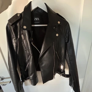 Zara jacka  - Säljer denna skinnjacka från Zara då den aldrig kommit till användning❤️Strl S 