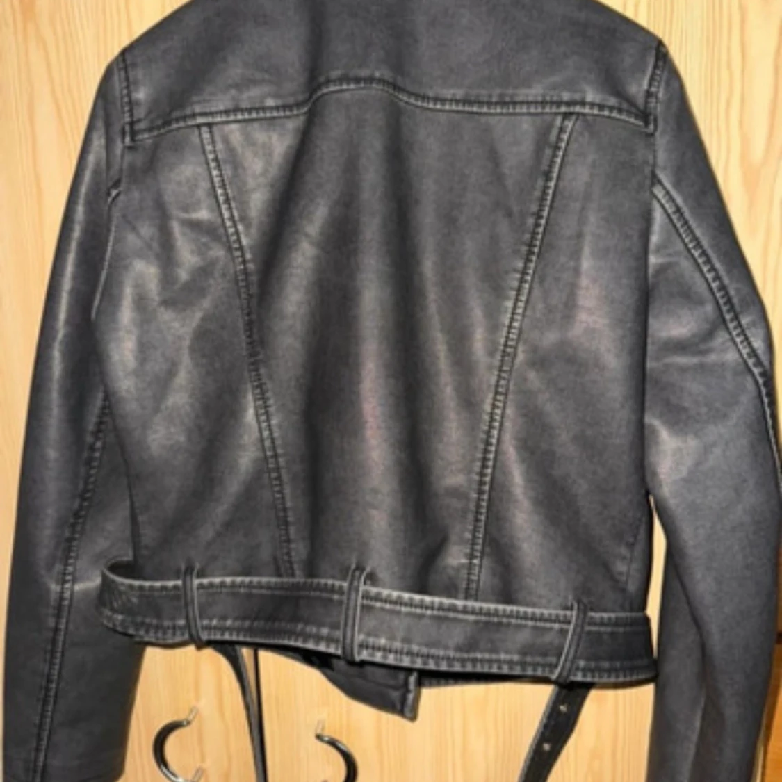 Svart skinnjacka från Sinsay, stl L - 2