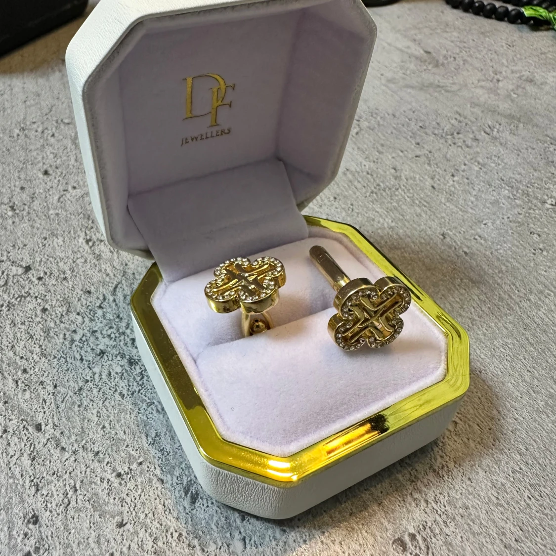 Guldiga Glöver med kristaller Manchesterknappar - 2