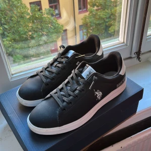  U.S. Polo Assn. Sneakers  -  Svarta US. Polo Assn skor, Skick 8,5/10 - Inga defekter på skon. Väldigt bra skick🔥.       Köpta för 799kr - Mitt pris 499kr - kan sänka vid snabb affär. Hör av er vid minsta fråga eller fundering.