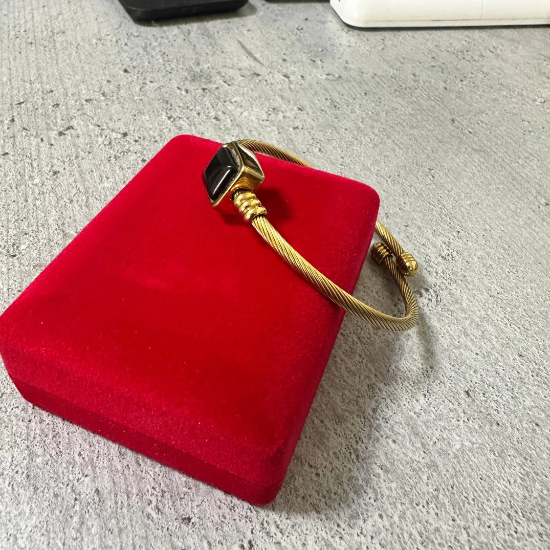 Guldfärgat armband med svart sten - 1