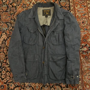 Wooolrich field jacket - Riktigt fet woolrich fieldjacket/overshirt! Perfekt för hösten och riktigt stilren. Dessa går i nypris för flera tusen och denna är o helt perfekt skick. Mått:  Bredd:56,5cm Längd:75cm