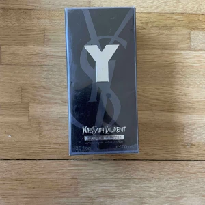 Yves Saint Laurent Y EdT 100ml - Y Eau de Toilette från Yves Saint Laurent, 100 ml. Ingredienser: alkohol, parfym, aqua/water, linalool, limonene, ethylhexyl salicylate, butyl methoxydibenzoylmethane, alpha-isomethyl ionone, citronellol, geraniol, coumarin, sodium hydroxide, CI 19140, CI 42090. Tillverkad i Frankrike.